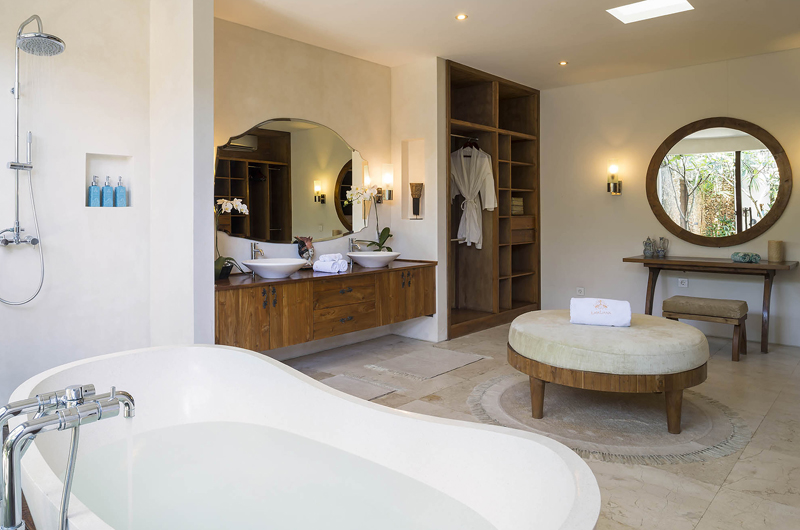 Lataliana Villas Bathroom with Mirror, Seminyak | 7 Bedroom Villas Bali