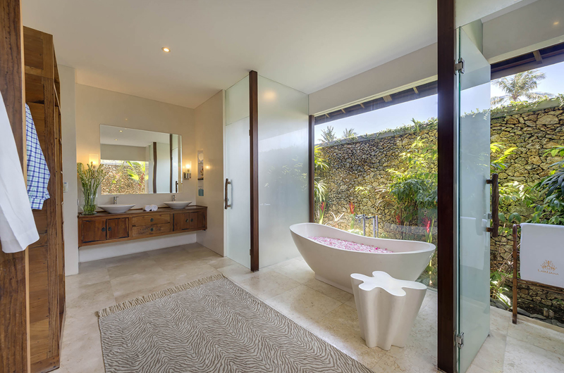 Lataliana Villas Romantic Bathtub Set Up, Seminyak | 7 Bedroom Villas Bali