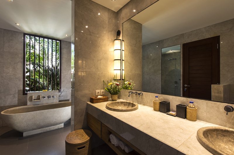 Villa Anam Bathroom with Bathtub, Seminyak | 7 Bedroom Villas Bali