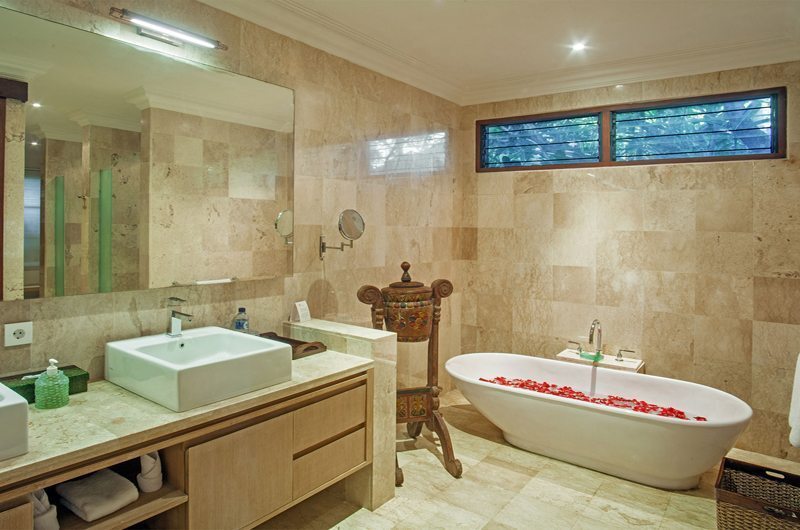 Villa Avalon Bali Romantic Bathtub Set Up, Canggu | 7 Bedroom Villas Bali