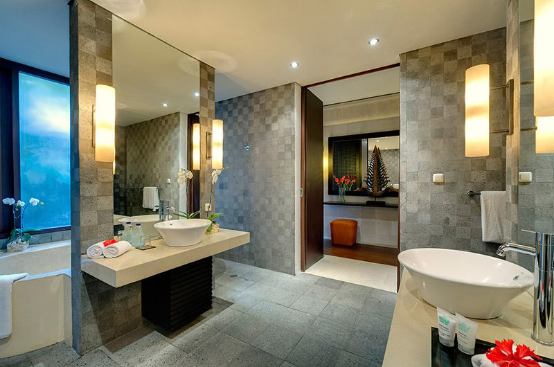 Villa Mandalay Bathroom with Bathtub, Seseh | 7 Bedroom Villas Bali