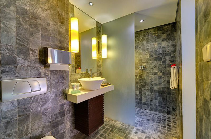 Villa Mandalay Bathroom with Mirror, Seseh | 7 Bedroom Villas Bali