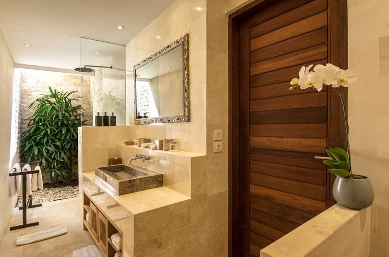 Villa Tiga Puluh Bathroom with Mirror, Seminyak | 7 Bedroom Villas Bali